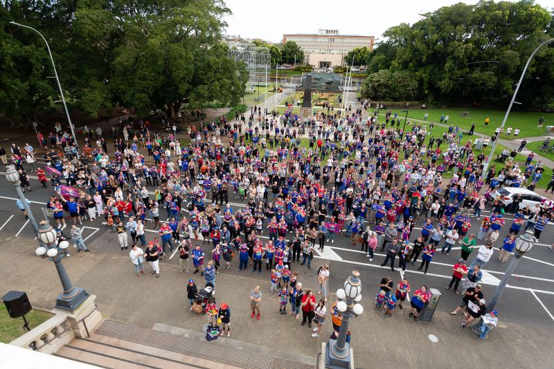 Hundreds of Newcastle Knights fans line King Street and Civic Park to celebrate the team's 2022 NRLW Premiership win.