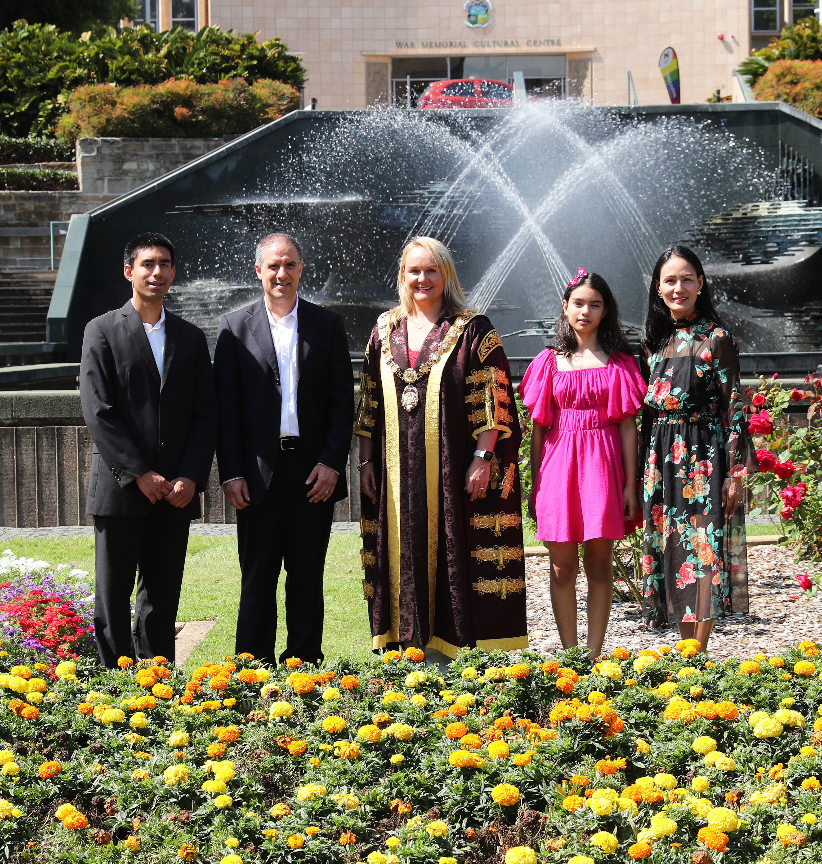 Lord-Mayor-Nuatali-Nelmes-with-some-of-Newcastle-s-newest-citizens.JPG