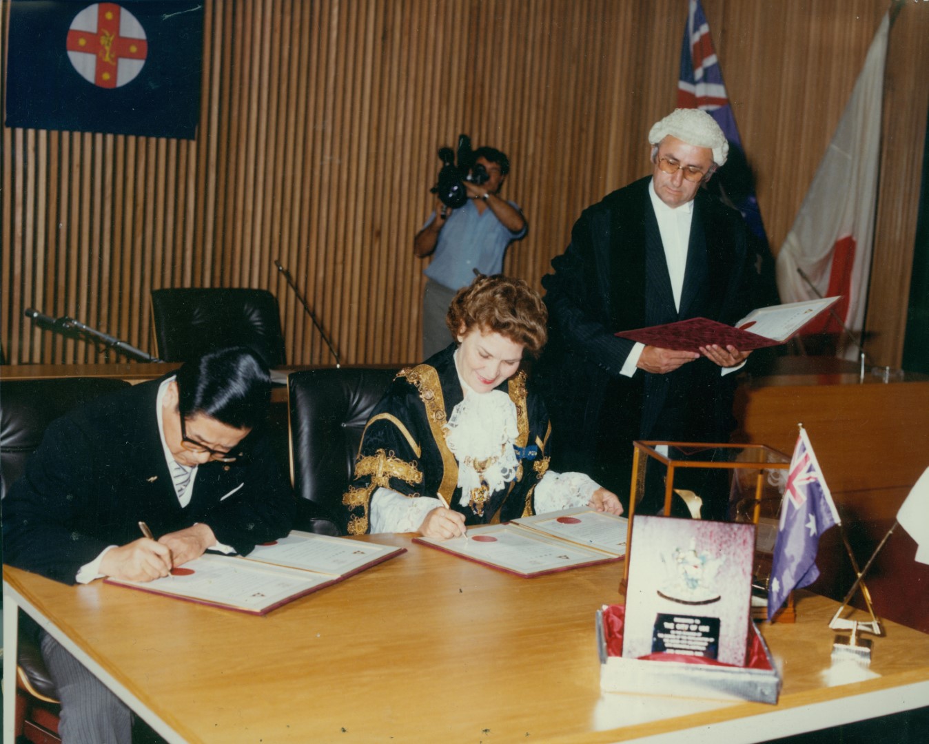 Mayor-of-Ube-City-Mr-Hideo-Futatsugi-and-Newcastle-Lord-Mayor-Joy-Cummings-sign-the-Sister-City-agreement-21-November-1980.jpg